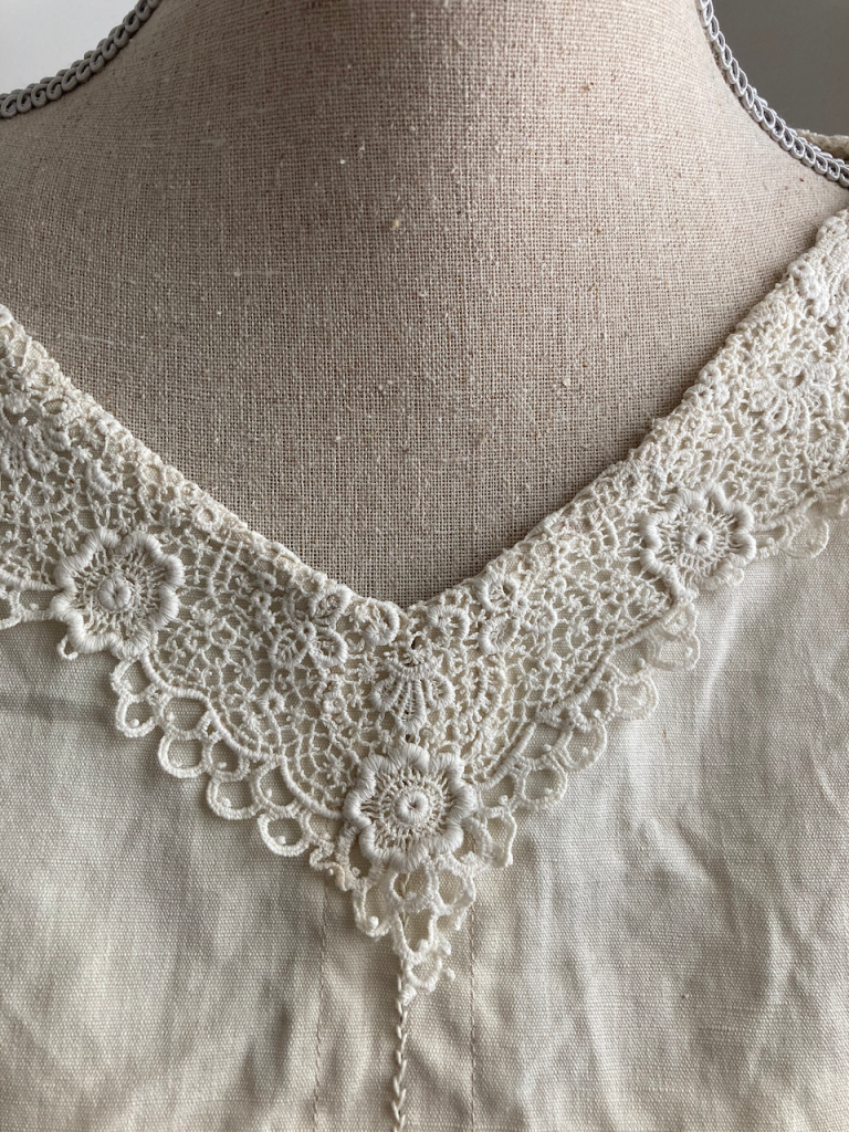 Exquisite lace collar.